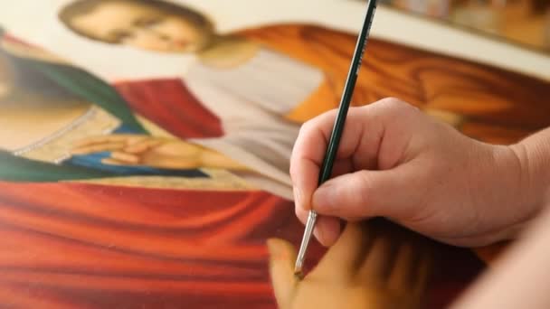 Pittura iconografa di icona cristiana con pennello — Video Stock