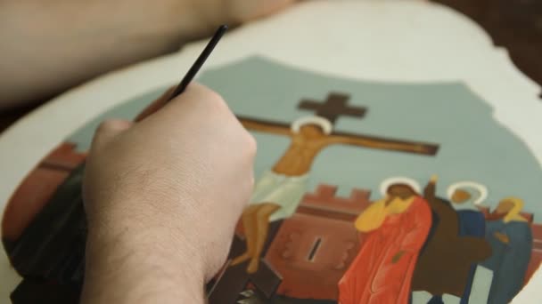 Иконописная живопись христианской иконы кистью — стоковое видео