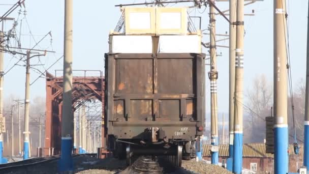 Chemin de fer. Train de marchandises en mouvement — Video