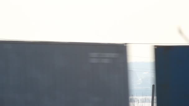 Chemin de fer. Train de marchandises en mouvement 