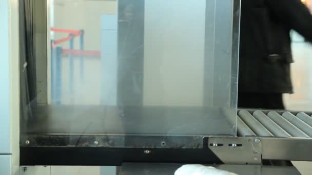 Röntgen inspektionssystem. bagage på flygplatsen — Stockvideo