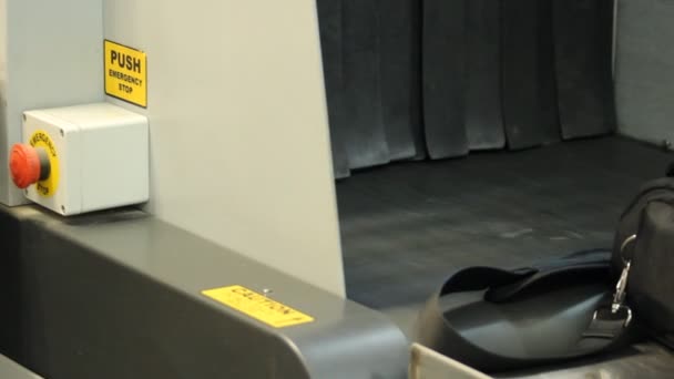 Rentgenové kontrolní systém. zavazadel na letišti — Stock video