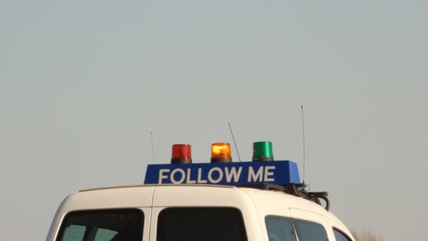 Segnali di localizzazione veicolo "Follow me" rosso, giallo, verde — Video Stock
