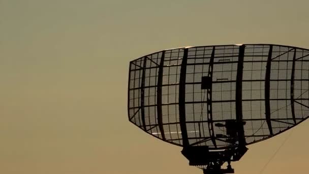 Радар рядом с аэропортом — стоковое видео