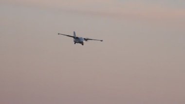 Ufa, Rusya Federasyonu - 16 Nisan: uçağın iniş bırak arch, ra-67004, Nisan, 2013 ufa, Rusya Federasyonu Yönetim Kurulu l-410 havayolu.