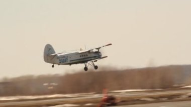 Ufa, Rusya Federasyonu - 16 Nisan: an-2 rise uçak havayolu havayolları ufa, kuyruk numarası ra-33355, Nisan, 2013 tarihinde, ufa, Rusya Federasyonu.