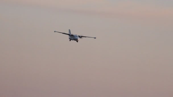 UFA, RUSIA - 16 DE ABRIL: Aterrizaje de un avión Deje que la aerolínea L-410 Arch, a bordo de RA-67004, en abril de 2013 en UFA, Rusia . — Vídeos de Stock