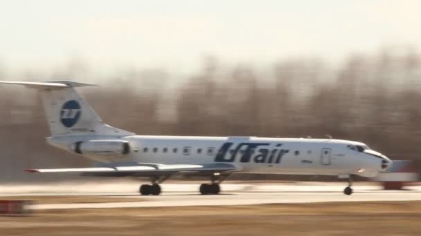 UFA, RÚSSIA - 16 DE ABRIL: Aterragem da companhia aérea TU-134 UTair, bordo RA-65055, em abril de 2013 na UFA, Rússia . — Vídeo de Stock