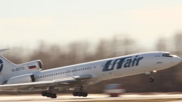 UFA, RUSSIE - 16 AVRIL : La montée de la compagnie aérienne Tu-154 Utair, numéro de queue RA-85773, en avril 2013 à UFA, Russie . — Video