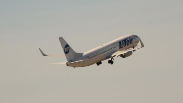 UFA, RUSSIA - APRIL 16: The Rise of the Boeing 737 airline Utair, board room VQ-BQP, on April, 2013 in UFA, Russia. — Stock Video