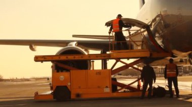 Ufa, Rusya Federasyonu - 16 Nisan: uçaktan boşaltma Bagaj. Nisan, 2013 tarihinde Ufa havaalanında ufa, Rusya Federasyonu.