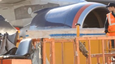 Ufa, Rusya Federasyonu - 16 Nisan: uçaktan boşaltma Bagaj. Nisan, 2013 tarihinde Ufa havaalanında ufa, Rusya Federasyonu.