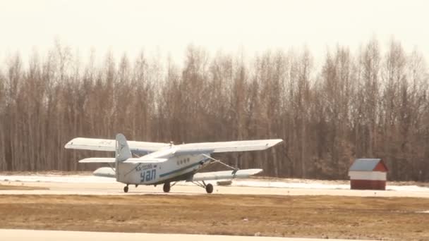 UFA, RUSSIA - 16 DE ABRIL: A subida AN-2 avião avião companhias aéreas Ufa, número de cauda RA-33355, em abril de 2013 na UFA, Rússia . — Vídeo de Stock