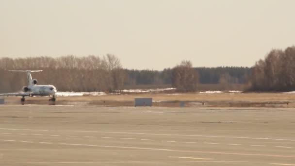 Ufa, Ryssland - 16 april: ökningen av tu-154 flygbolag utair, svans nummer ra-85681, ufa flygplats, på april, 2013 i ufa, Ryssland. — Stockvideo