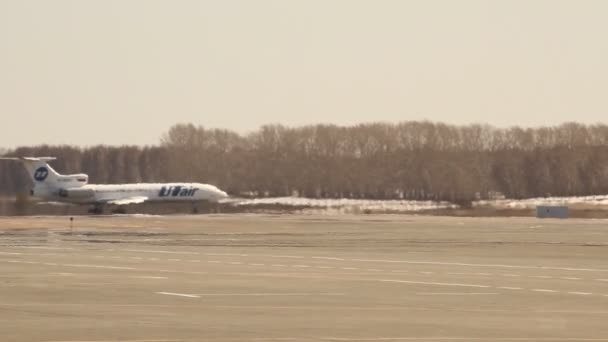 Ufa, Rusland - 16 april: de opkomst van de tu-154 luchtvaartmaatschappij utair, staart nummer ra-85681, ufa luchthaven, op april 2013 in ufa, Rusland. — Stockvideo