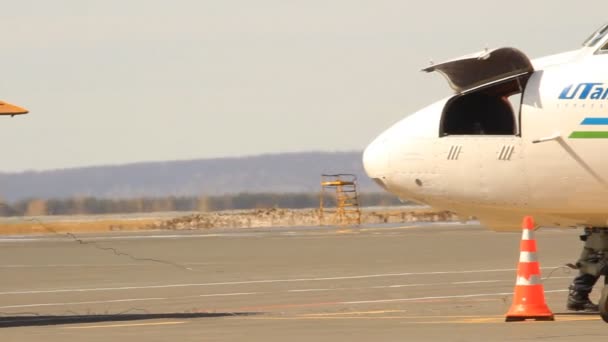 Reabastecimento de aeronaves. Aeroporto de Ufa — Vídeo de Stock