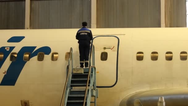 飞机维修机库。修复。乌法机场 — 图库视频影像