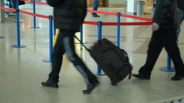 Passagers à l'aéroport d'Oufa . — Video