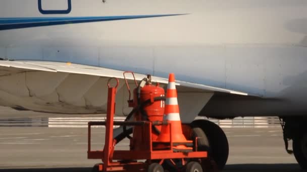 Onderhoud van vliegtuigen op de luchthaven. — Stockvideo