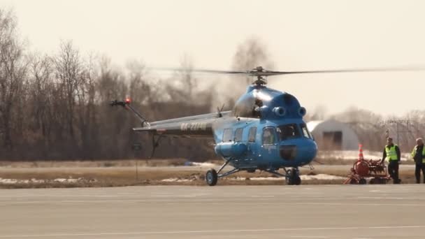O Mi-2, Gaspromavia, bordo RA-23748 Aeroporto Ufa — Vídeo de Stock