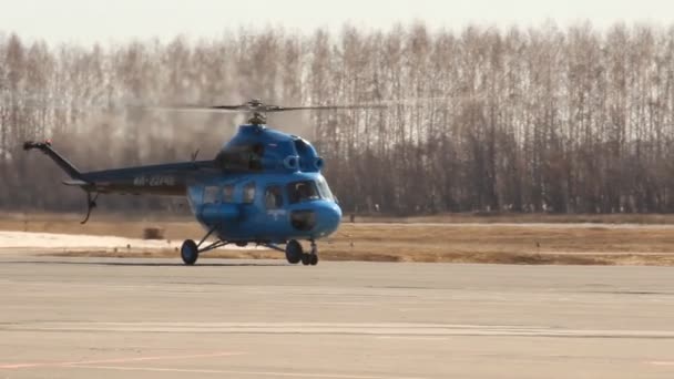 Mi-2, gaspromavia, na palubu ra-23748 letiště ufa — Stock video