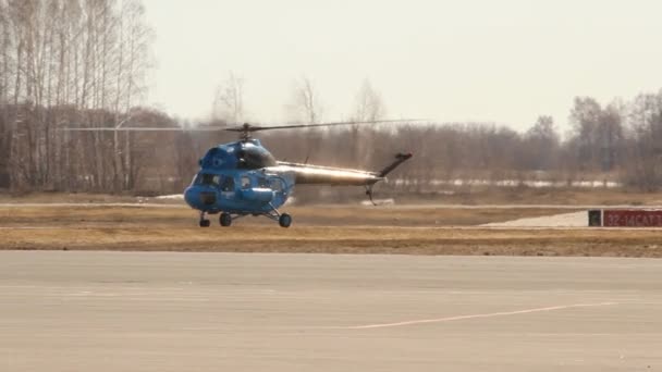 O Mi-2, Gaspromavia, bordo RA-23748 Aeroporto Ufa — Vídeo de Stock