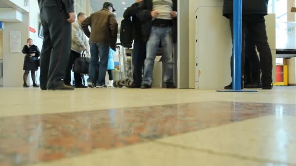 Passagiers op de luchthaven. — Stockvideo