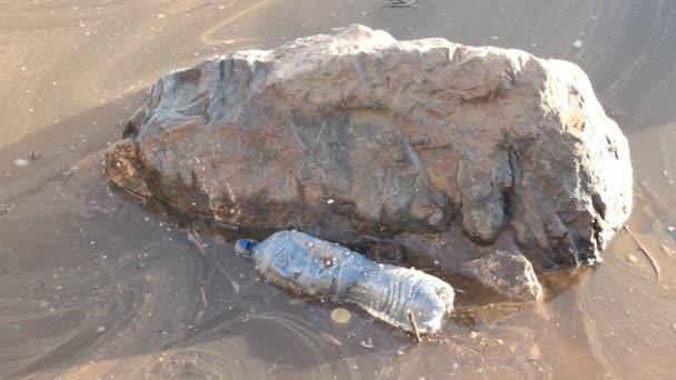 Contaminación de ríos. Basura, botellas — Vídeo de stock