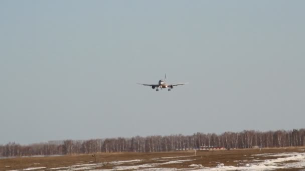 UFA, RUSIA - 16 DE ABRIL: Airbus 320, la aerolínea Aeroflot, el número VQ-BHN, aterrizando en abril de 2013 en UFA, Rusia . — Vídeo de stock