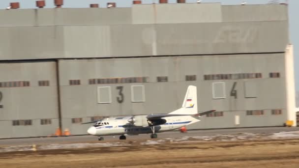 UFA, RUSIA - 16 DE ABRIL: Avión de aterrizaje AN-24, la aerolínea Katekavia, en abril de 2013 en UFA, Rusia . — Vídeo de stock