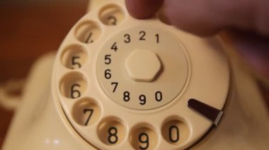 Vintage klasik beyaz telefon. adam aramalar