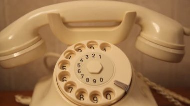 Vintage klasik beyaz telefon. adam aramalar