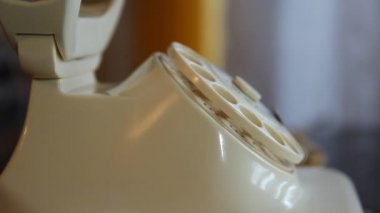 Vintage klasik beyaz telefon. kadın aramalar