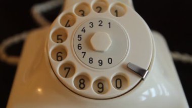 Vintage klasik beyaz telefon. kadın aramalar