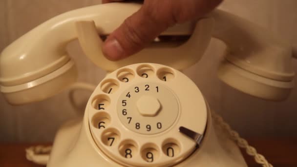 Vintage klassieke witte telefoon. man wijzerplaten — Stockvideo