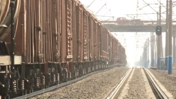Comboio de carga em um dia quente de verão — Vídeo de Stock