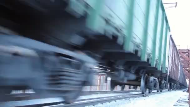 Gros plan sur les roues des trains de marchandises qui passent — Video