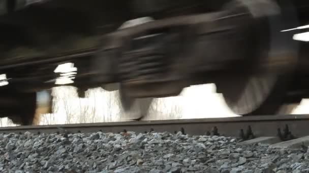 Close-up van passerende goederentrein wielen — Stockvideo