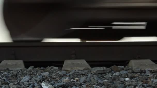 Primo piano delle ruote del treno merci in transito — Video Stock