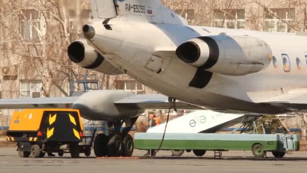 Servicio de aviones Utair en la Reparación. Aeropuerto — Vídeo de stock