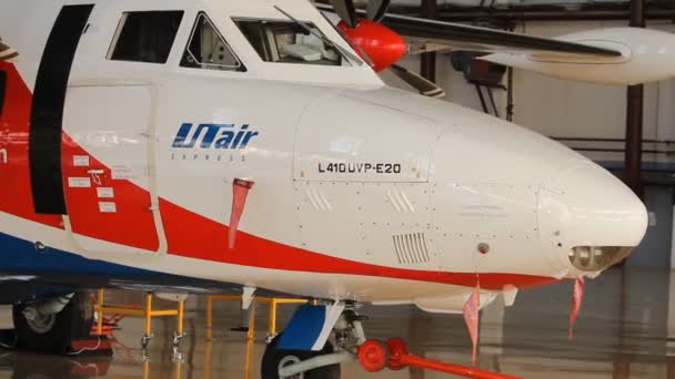 Servicio de aviones Utair en el hangar. Reparar. Aeropuerto — Vídeo de stock