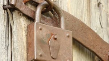 kulübenin kapısını eski asma kilit