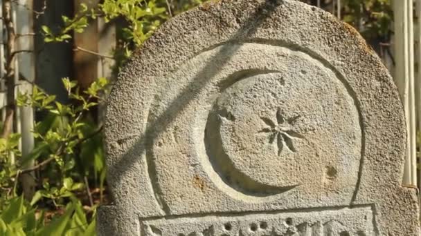 Muslim cemetery. Headstone, symbol — Stock Video