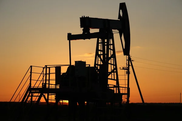 Oil production. Oil pumps at sunset — Stock Photo, Image