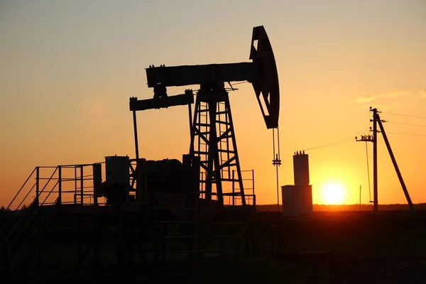 Oil production. Oil pumps at sunset — Stock Photo, Image