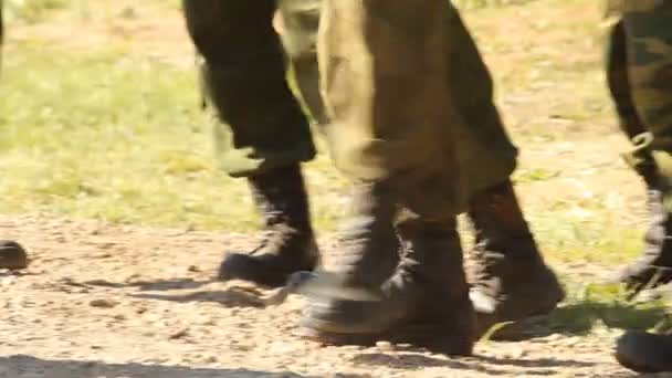 Русская армия, солдаты в поле — стоковое видео
