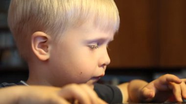 bir çocuk bilgisayar çalar. ev mobilyası