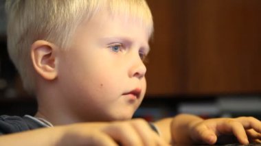 bir çocuk bilgisayar çalar. ev mobilyası