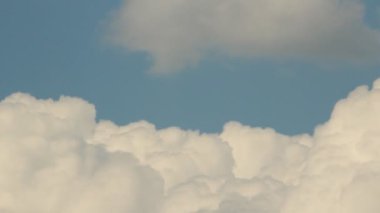 beyaz bulutlar ve gökyüzü