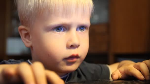 Ένα αγόρι παίζει στον υπολογιστή. Οικιακός Εξοπλισμός — Αρχείο Βίντεο